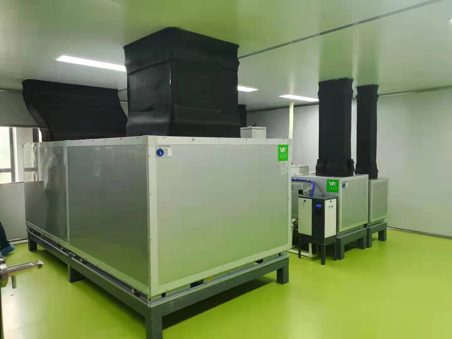 全鋼通風柜怎么能夠延長鋼木實驗臺的使用時間？